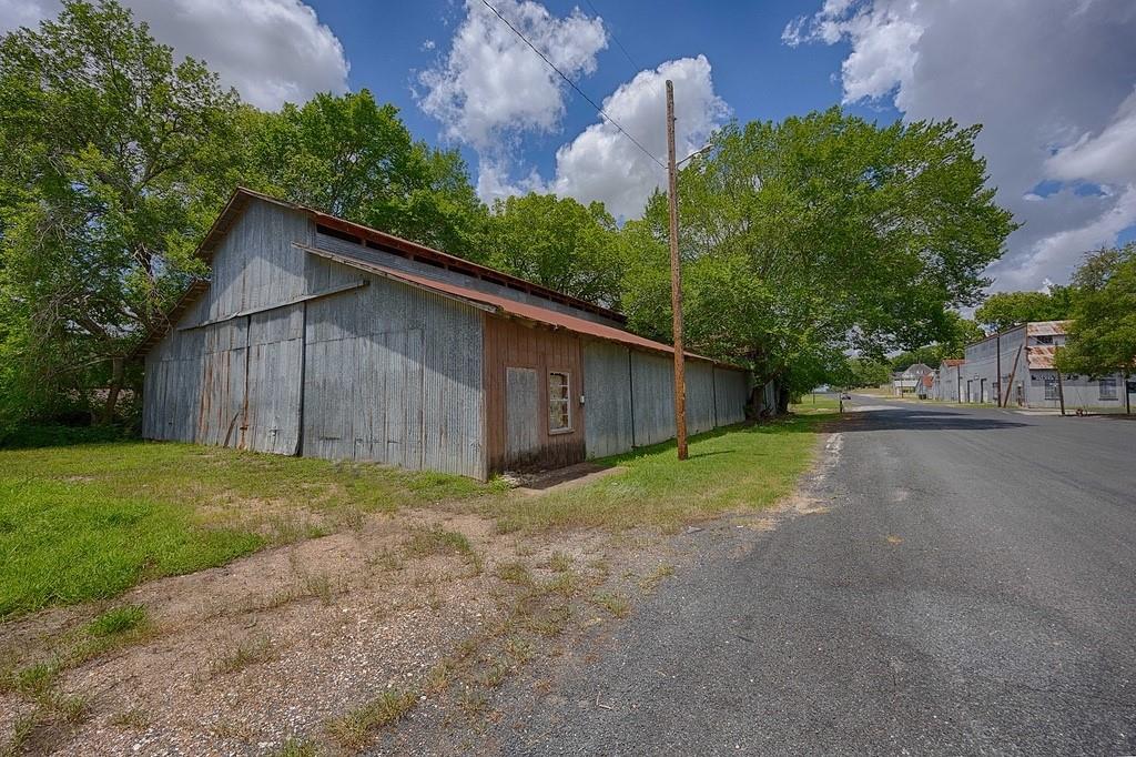 718 North Main St, Schulenburg, TX 78956