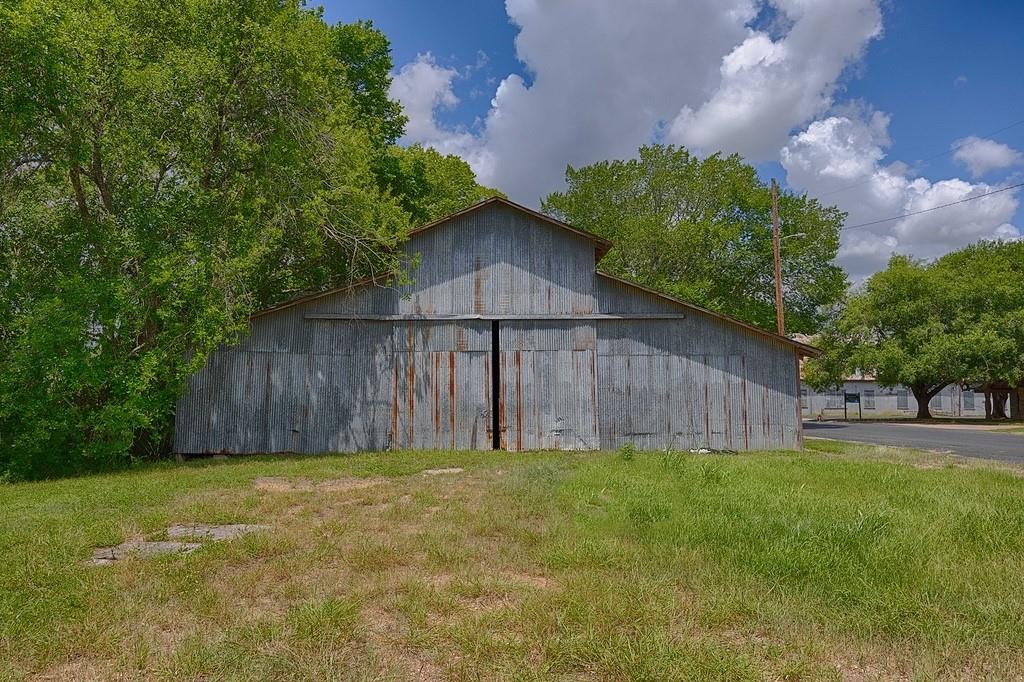 718 North Main St, Schulenburg, TX 78956