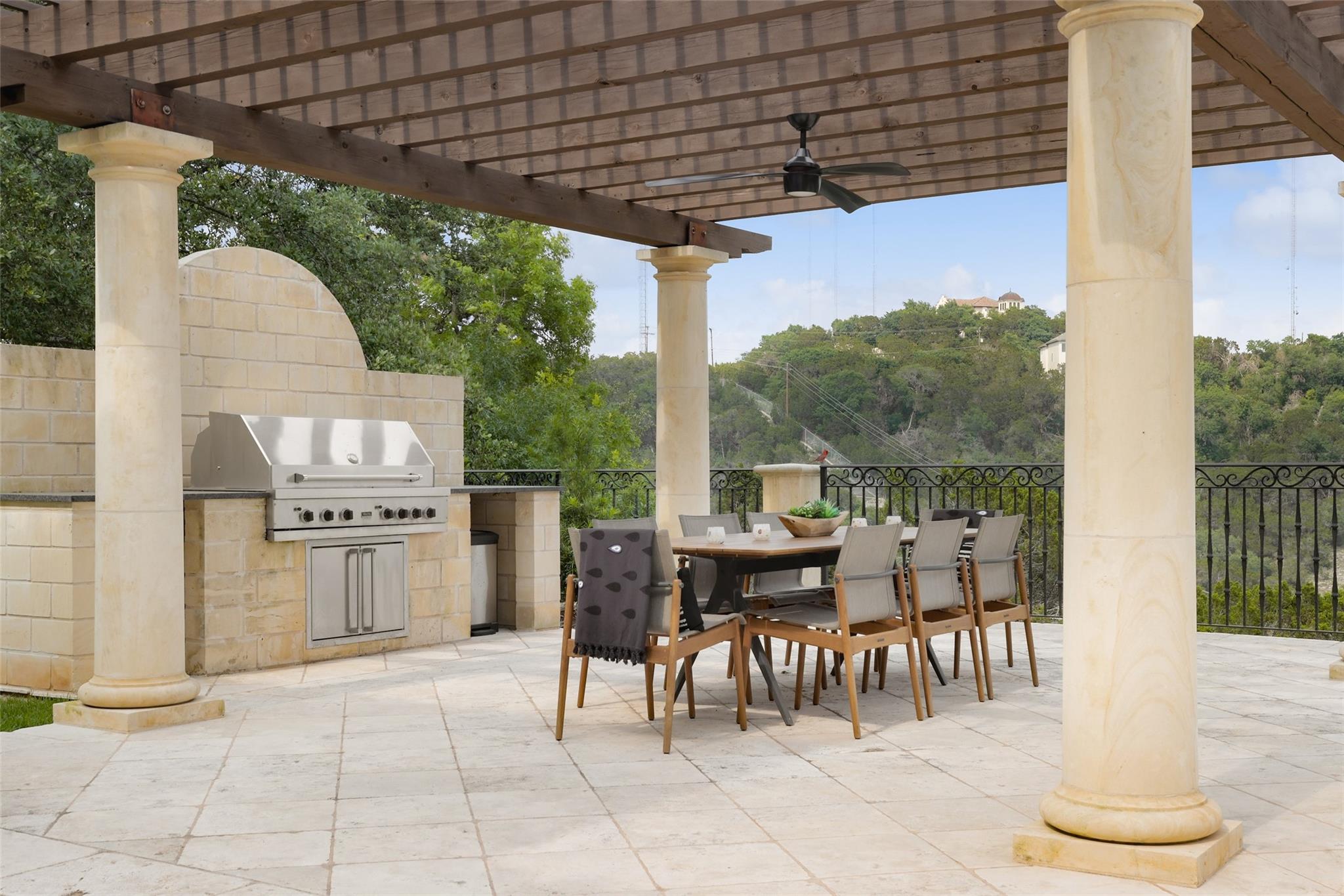 2005 FAR GALLANT Dr, Austin, TX 78746