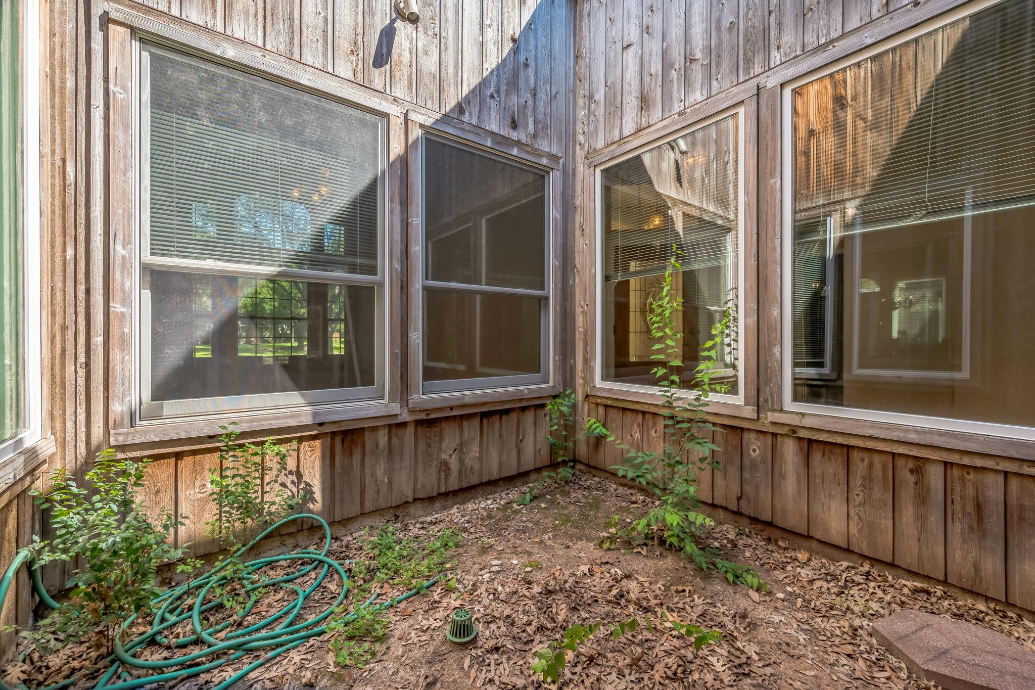 7 Hillway Dr, Round Rock, TX 78664