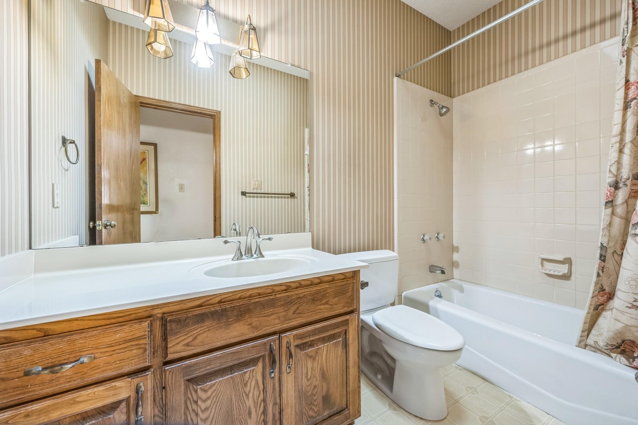 7 Hillway Dr, Round Rock, TX 78664