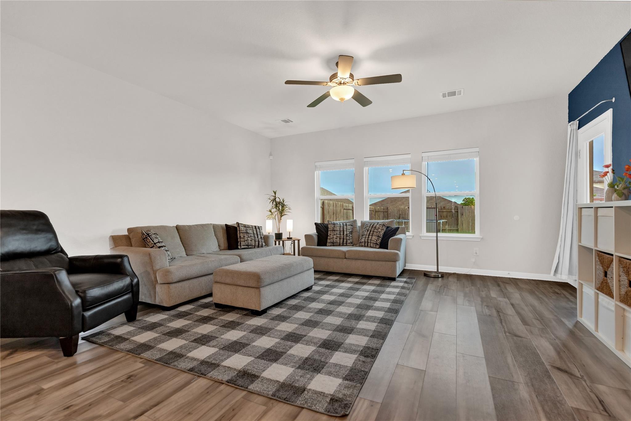 202 Grapefruit Rd, Hutto, TX 78634
