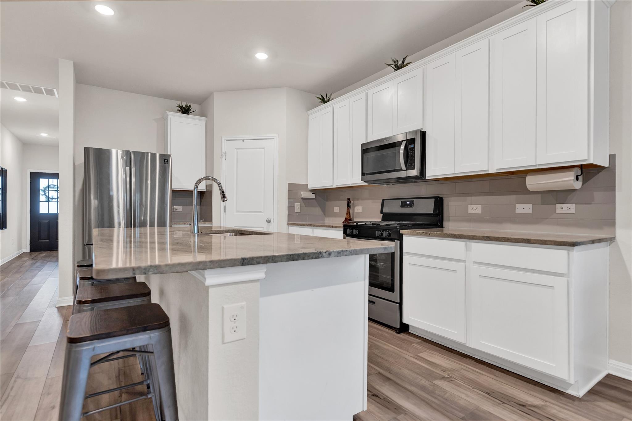 202 Grapefruit Rd, Hutto, TX 78634