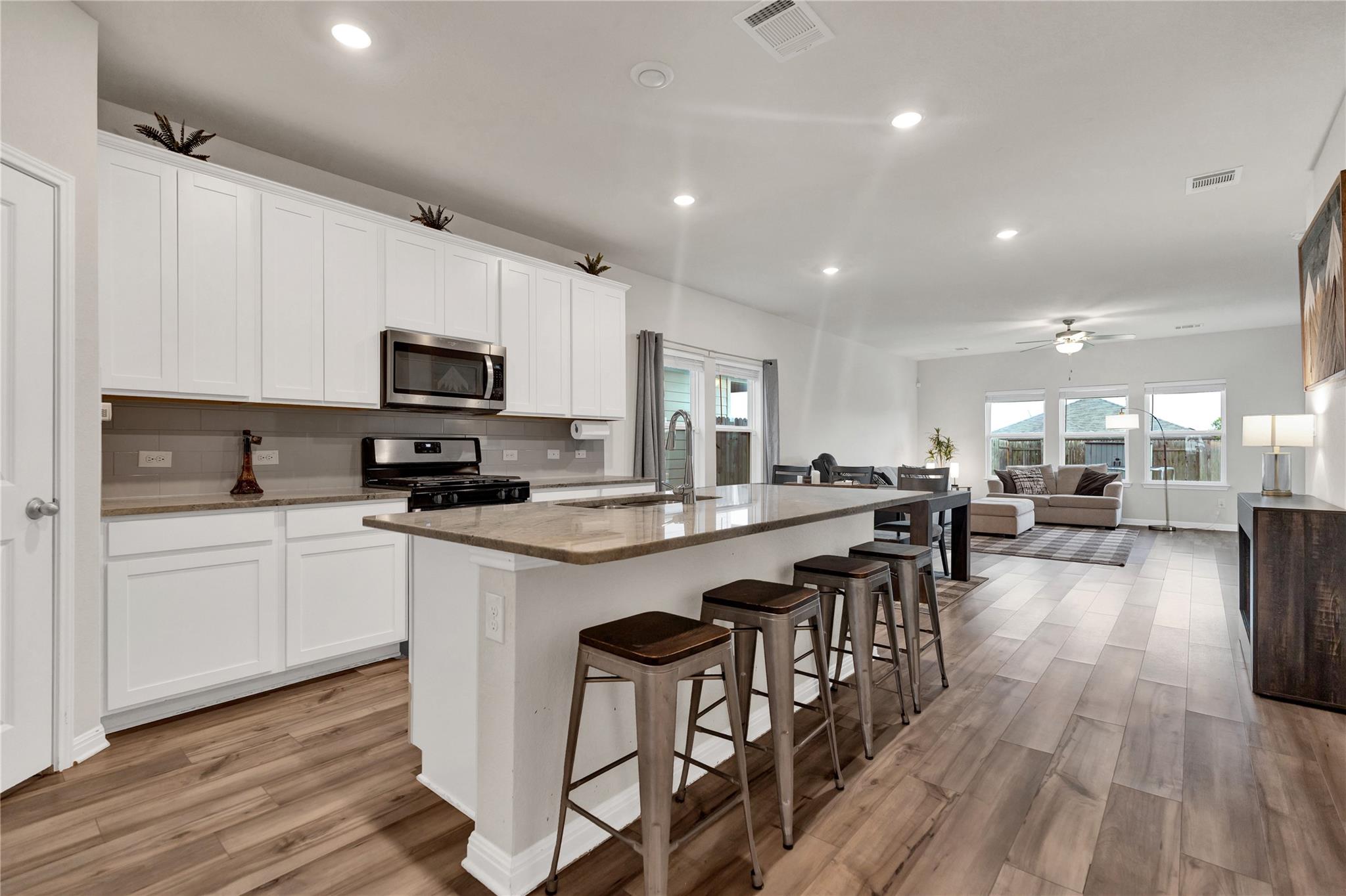 202 Grapefruit Rd, Hutto, TX 78634