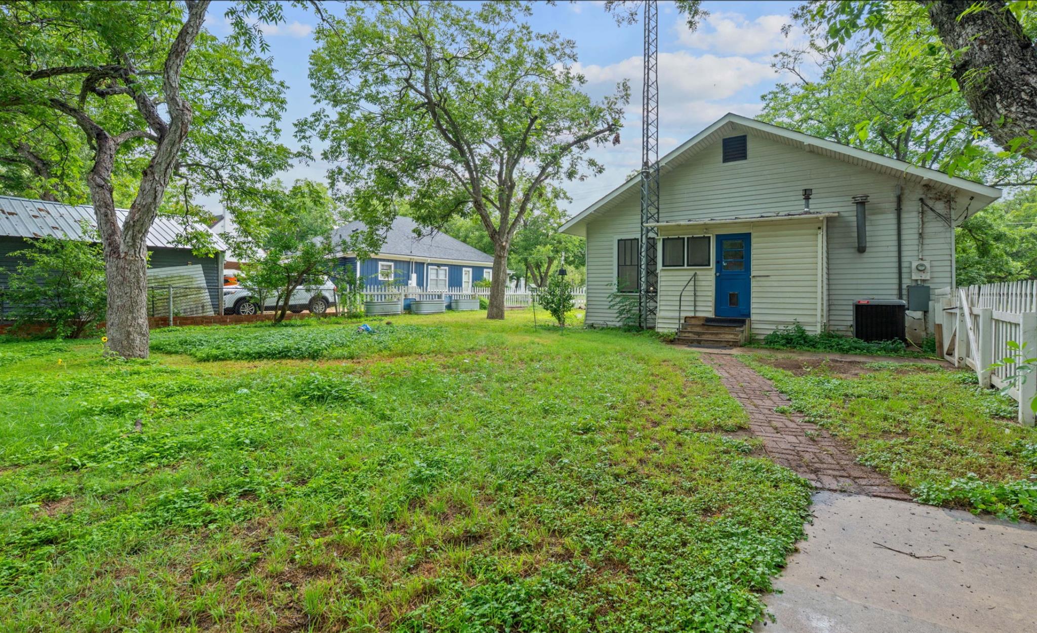 510 S Guadalupe St, Lockhart, TX 78644