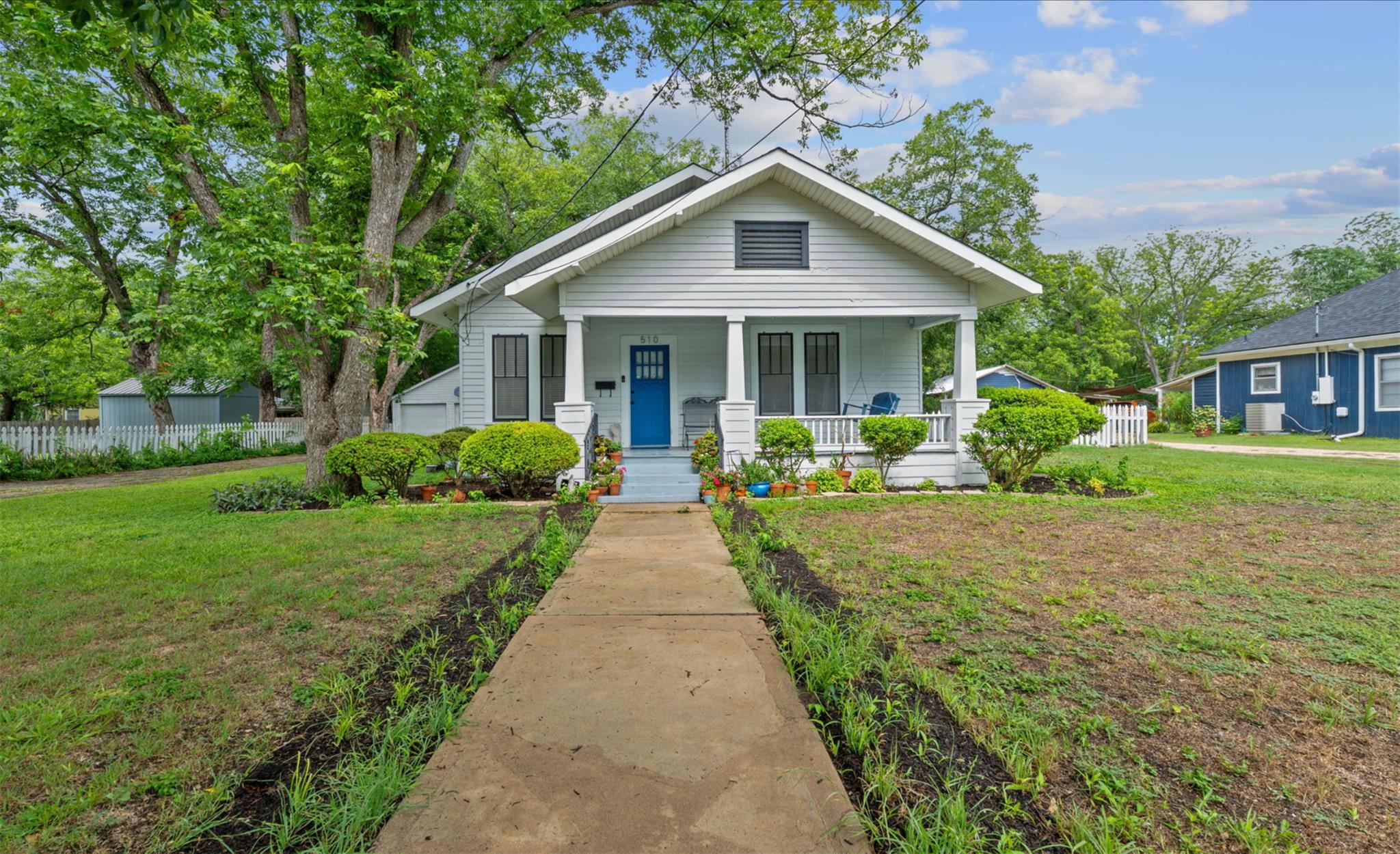 510 S Guadalupe St, Lockhart, TX 78644