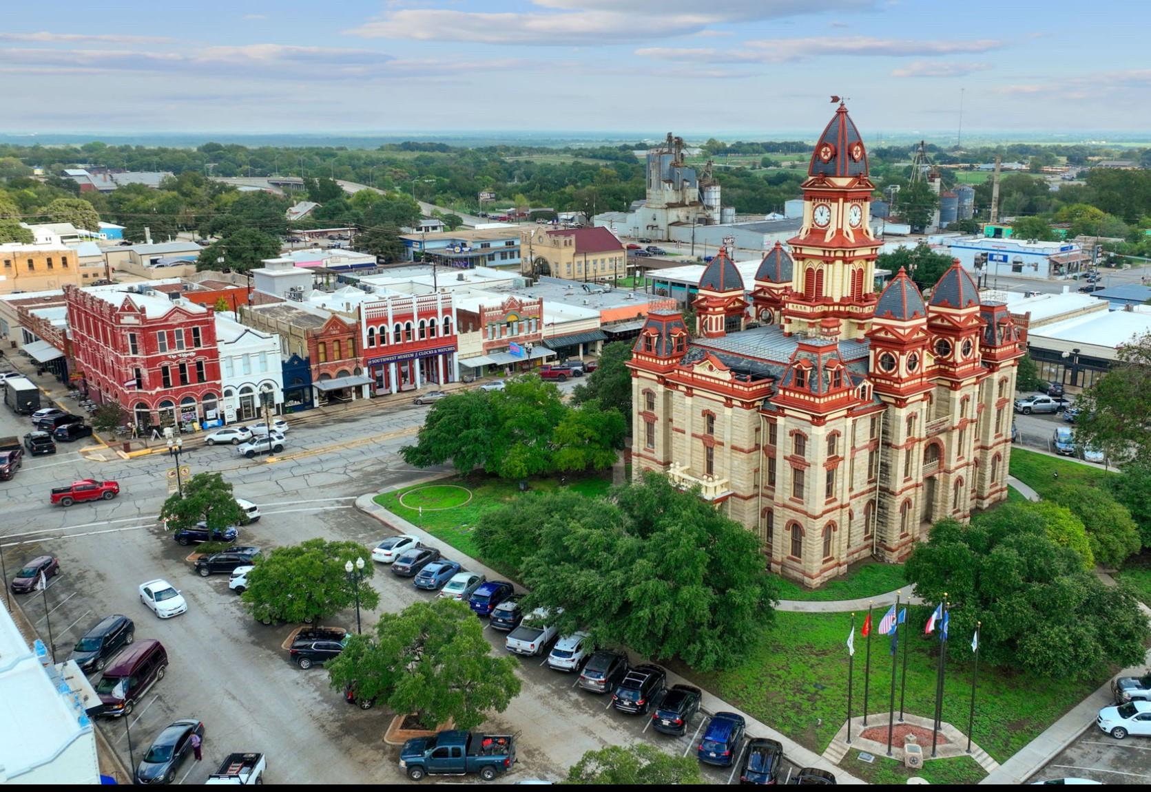 510 S Guadalupe St, Lockhart, TX 78644