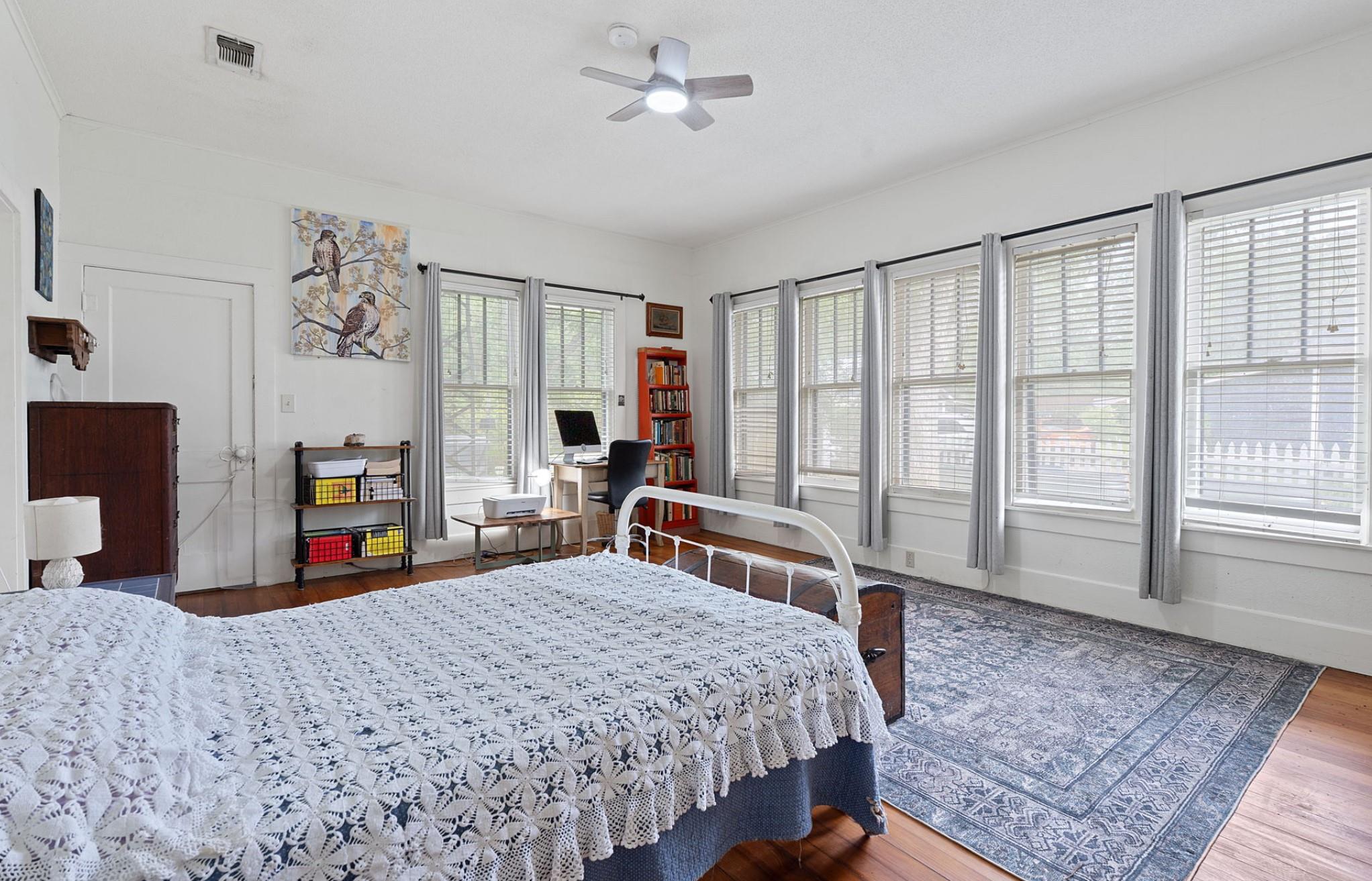 510 S Guadalupe St, Lockhart, TX 78644