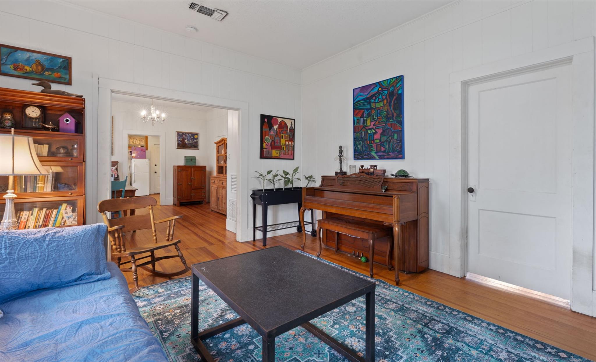 510 S Guadalupe St, Lockhart, TX 78644