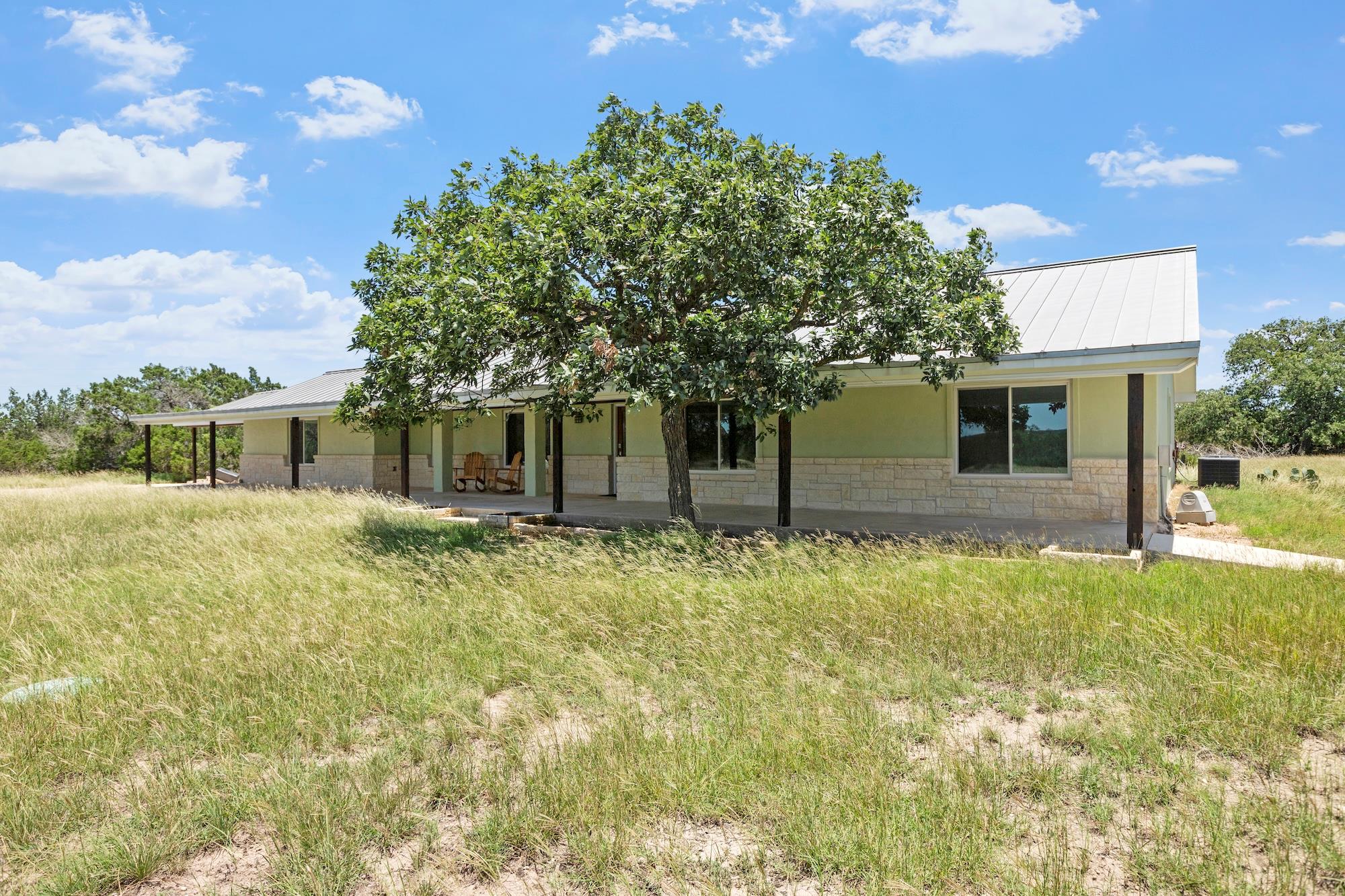 110 Live Oak Ln, Kerrville, TX 78028