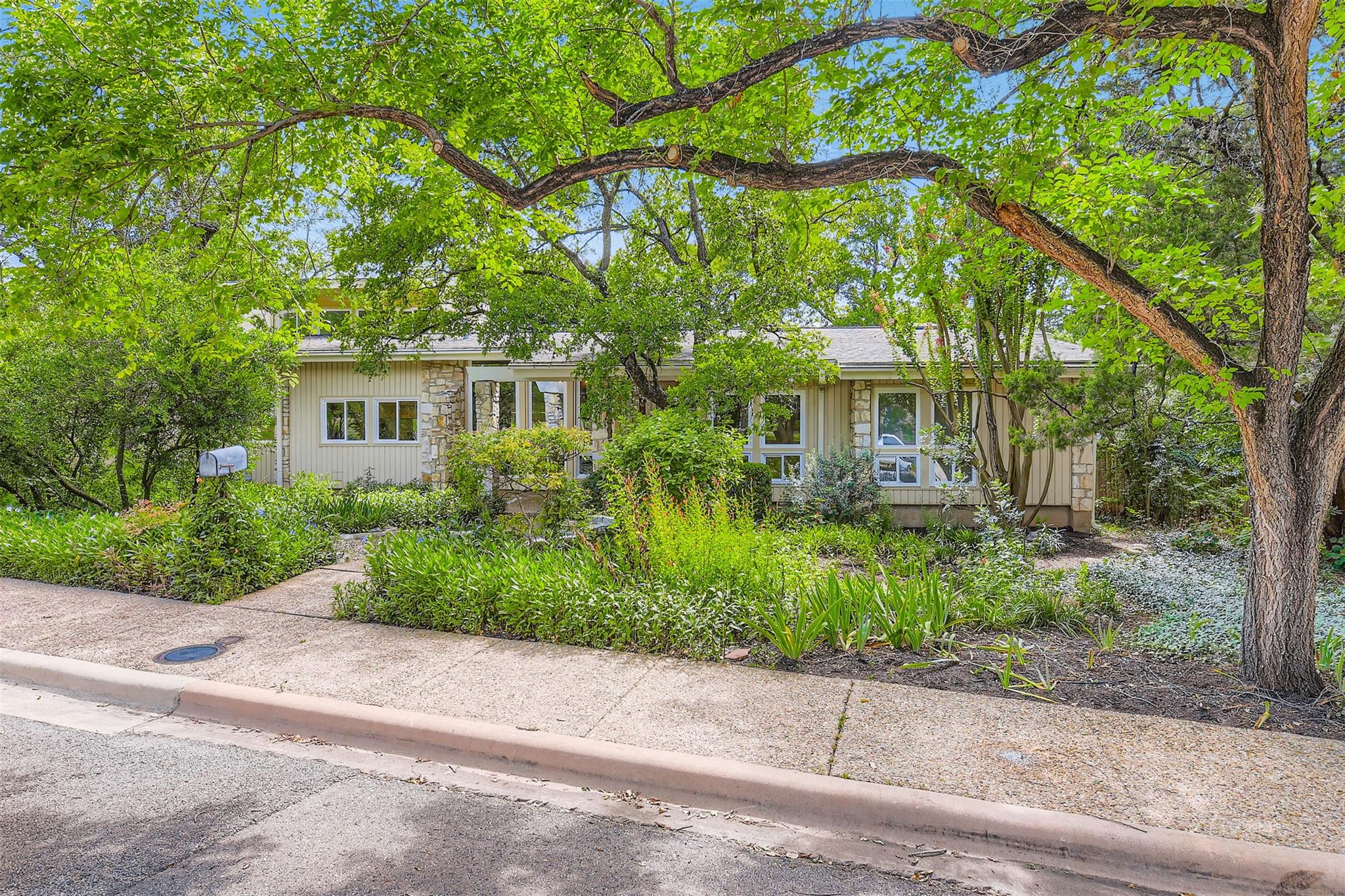 1901 Cresthaven Dr, Austin, TX 78704
