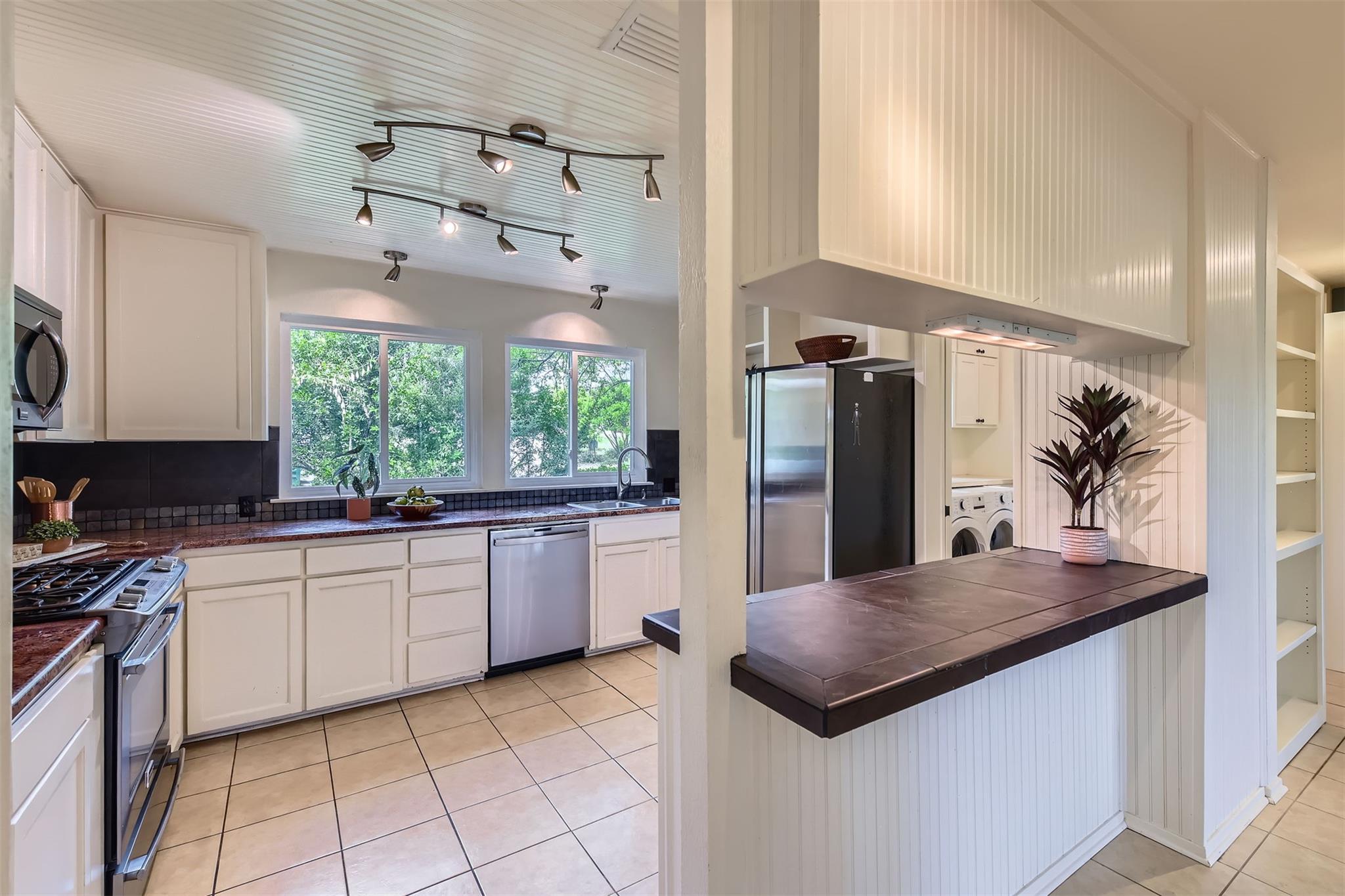1901 Cresthaven Dr, Austin, TX 78704