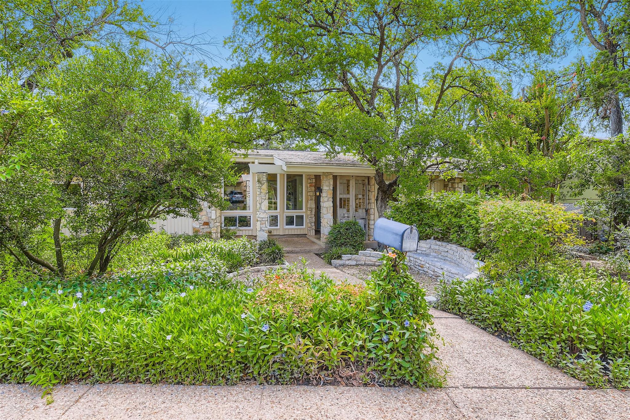 1901 Cresthaven Dr, Austin, TX 78704