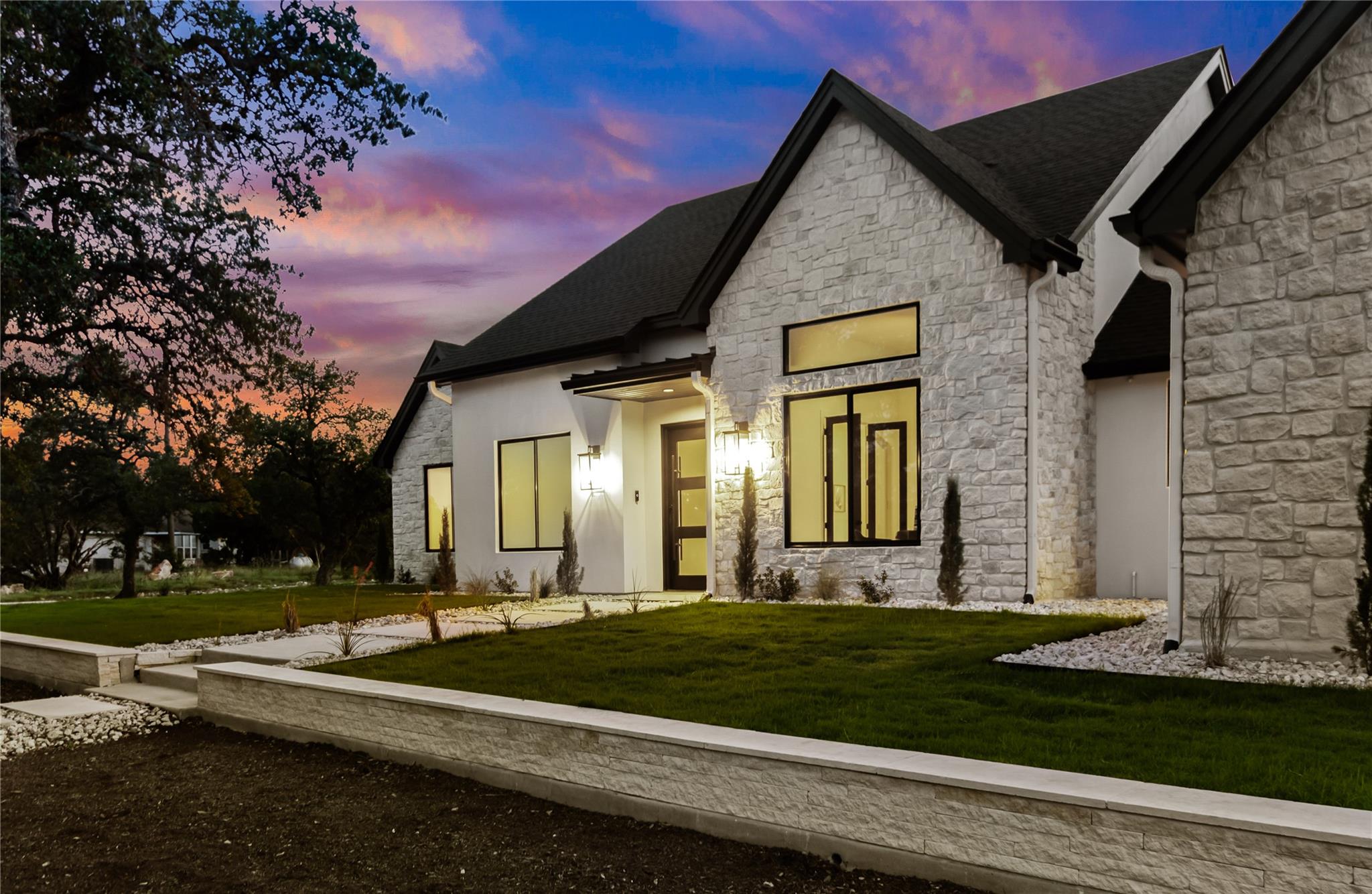 208 Stonegate Ln, Dripping Springs, TX 78620