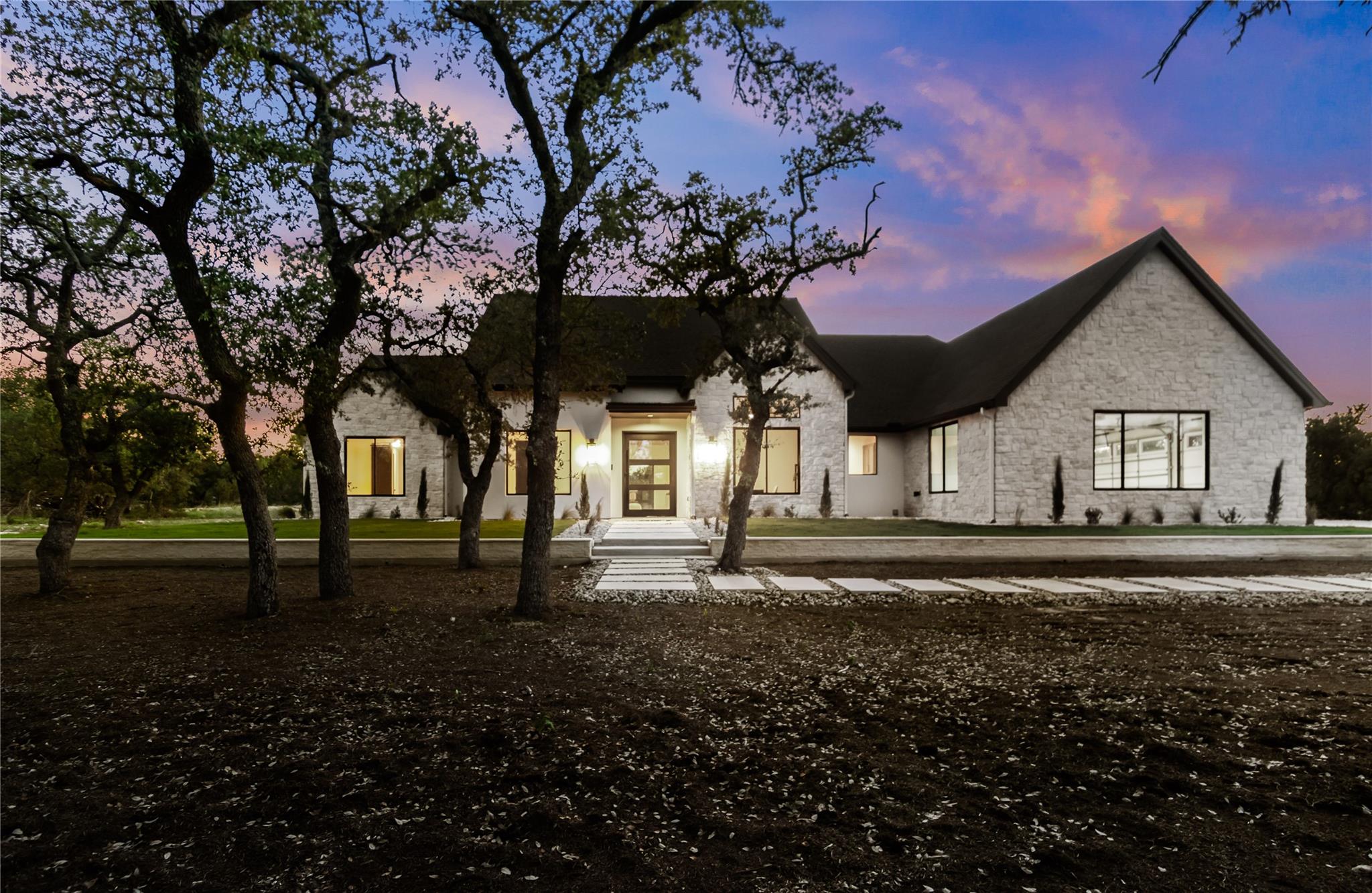 208 Stonegate Ln, Dripping Springs, TX 78620