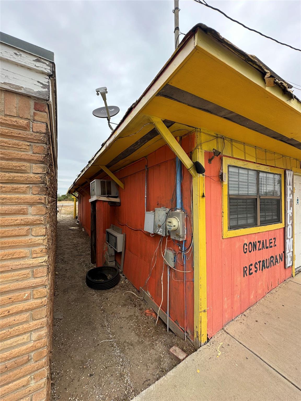 1407 Grand Ave, Big Wells, TX 78830