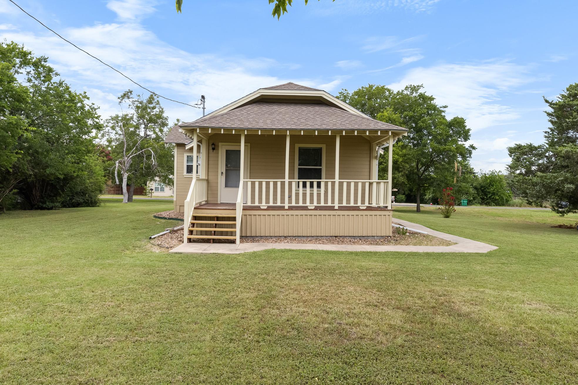 804 E Michalk St, Thorndale, TX 76577