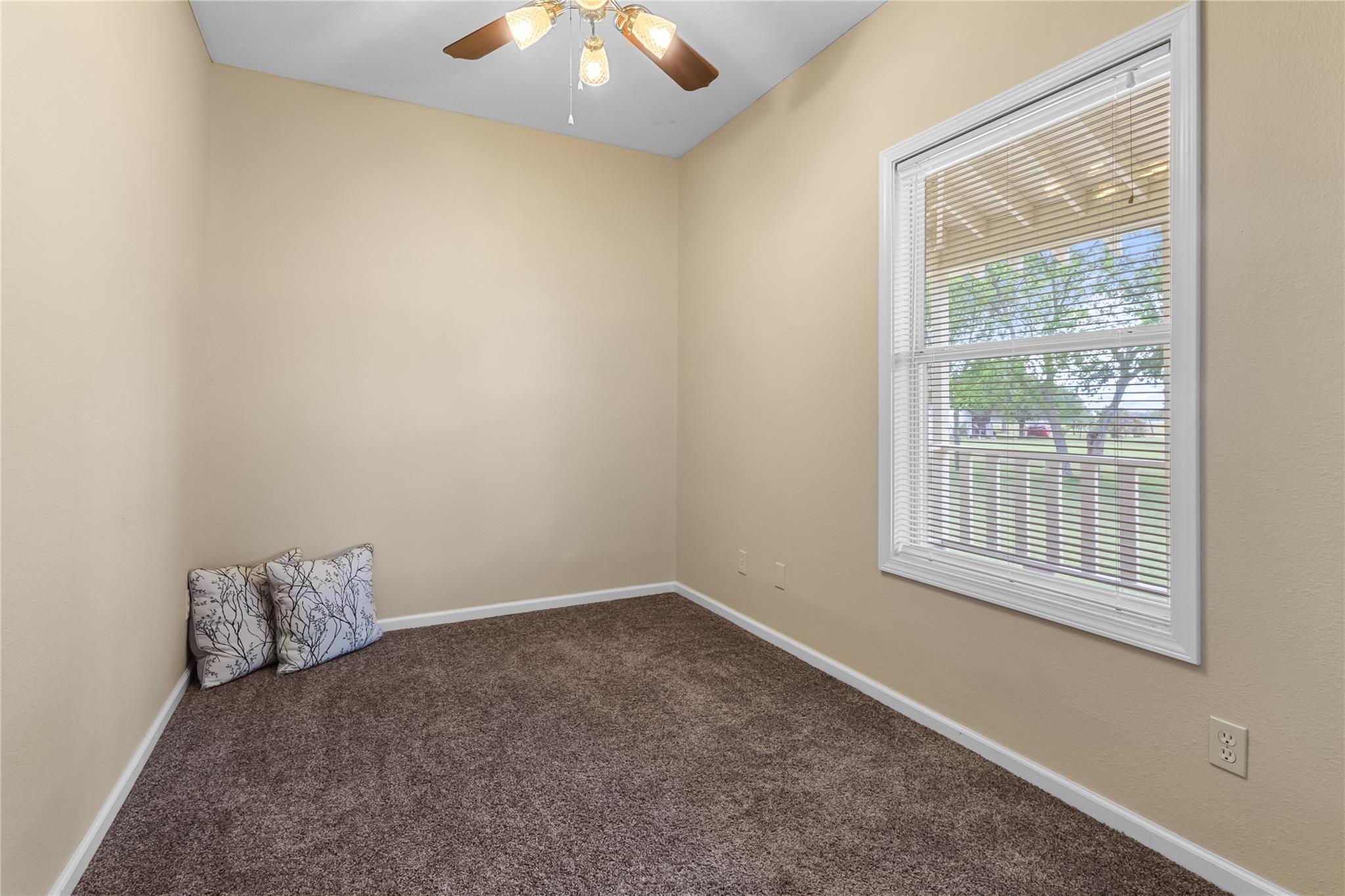 804 E Michalk St, Thorndale, TX 76577