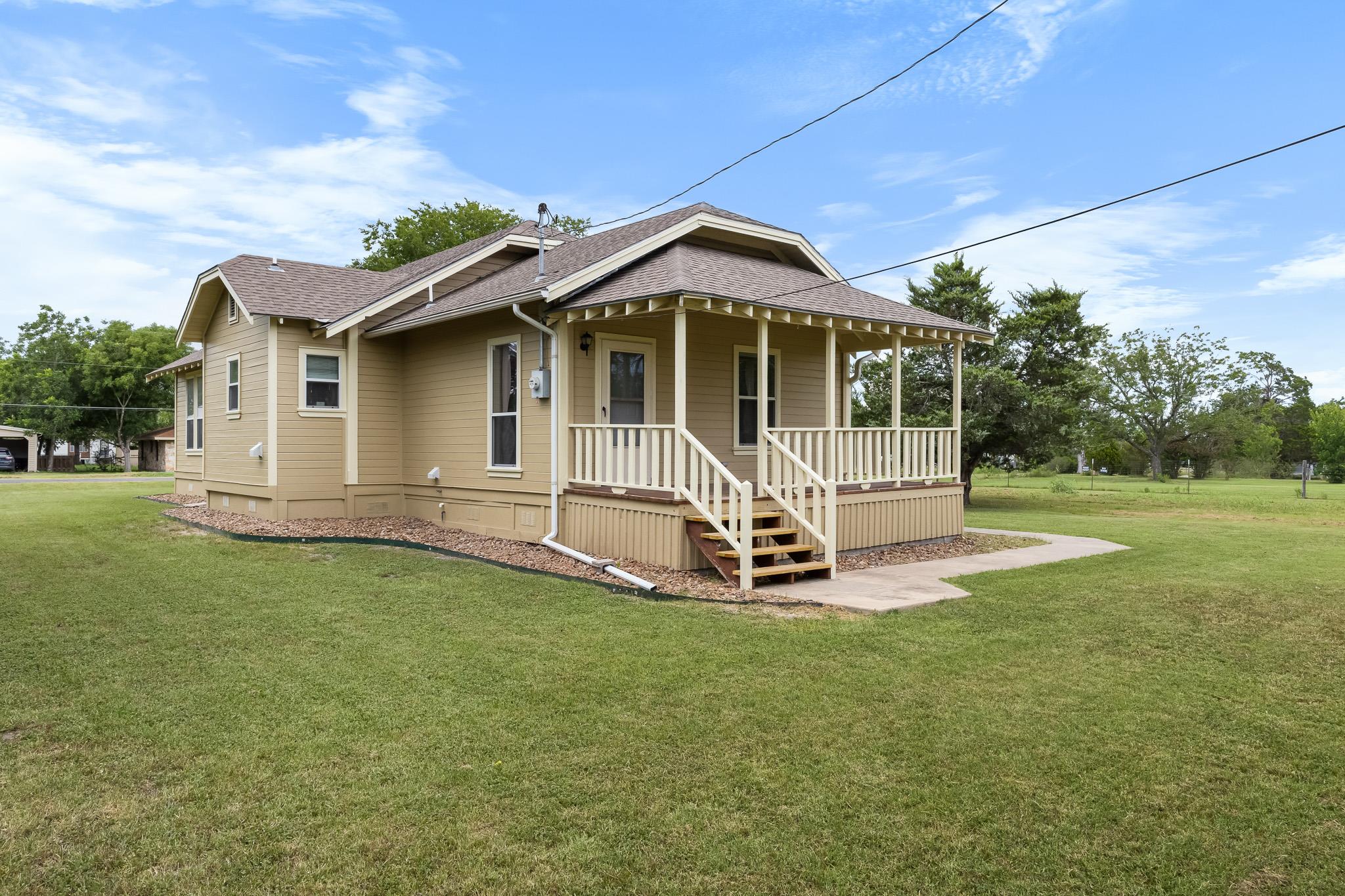 804 E Michalk St, Thorndale, TX 76577