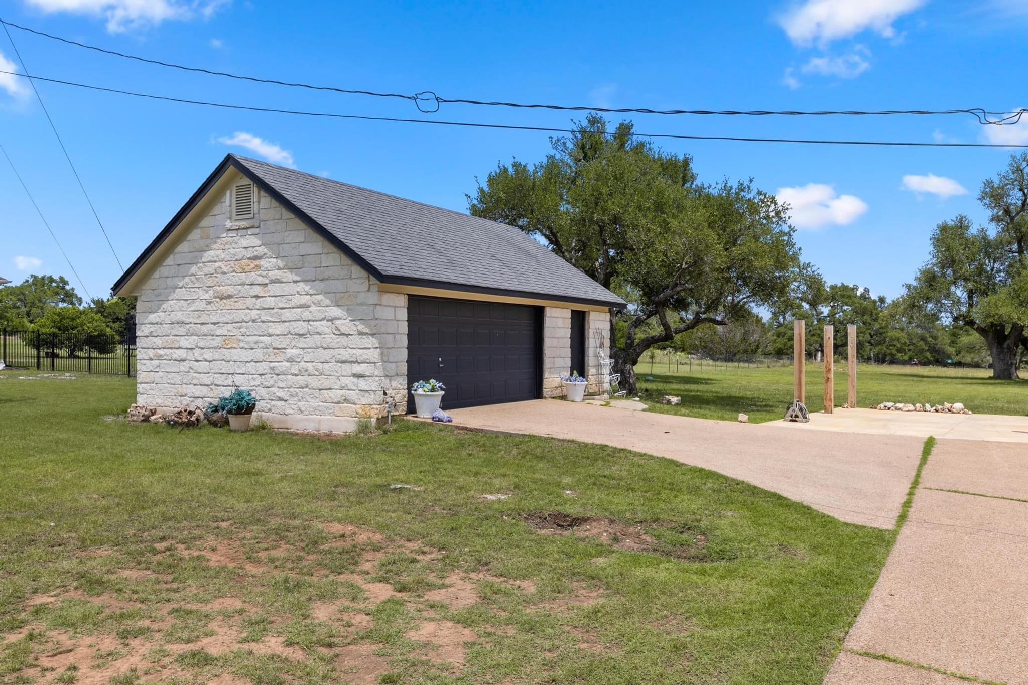 420 Oak Forest Dr, Buda, TX 78610