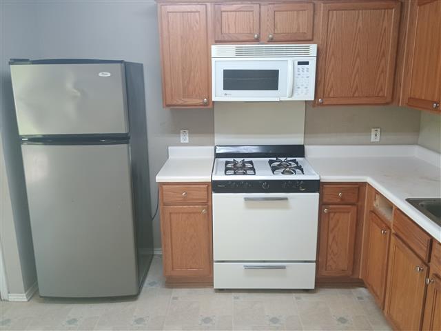 506 Garrett Ct, Hutto, TX 78634