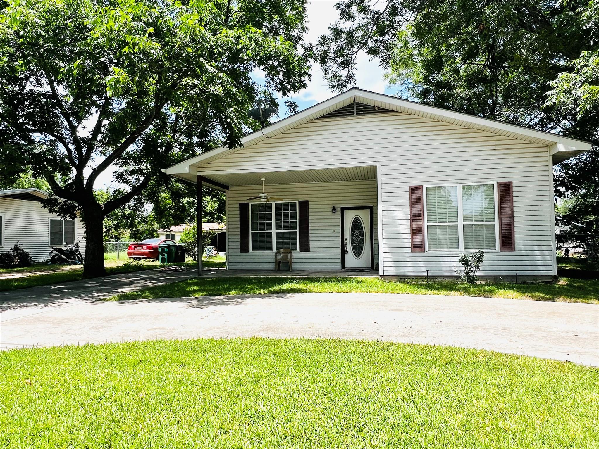 208 E 20th St, Cameron, TX 76520