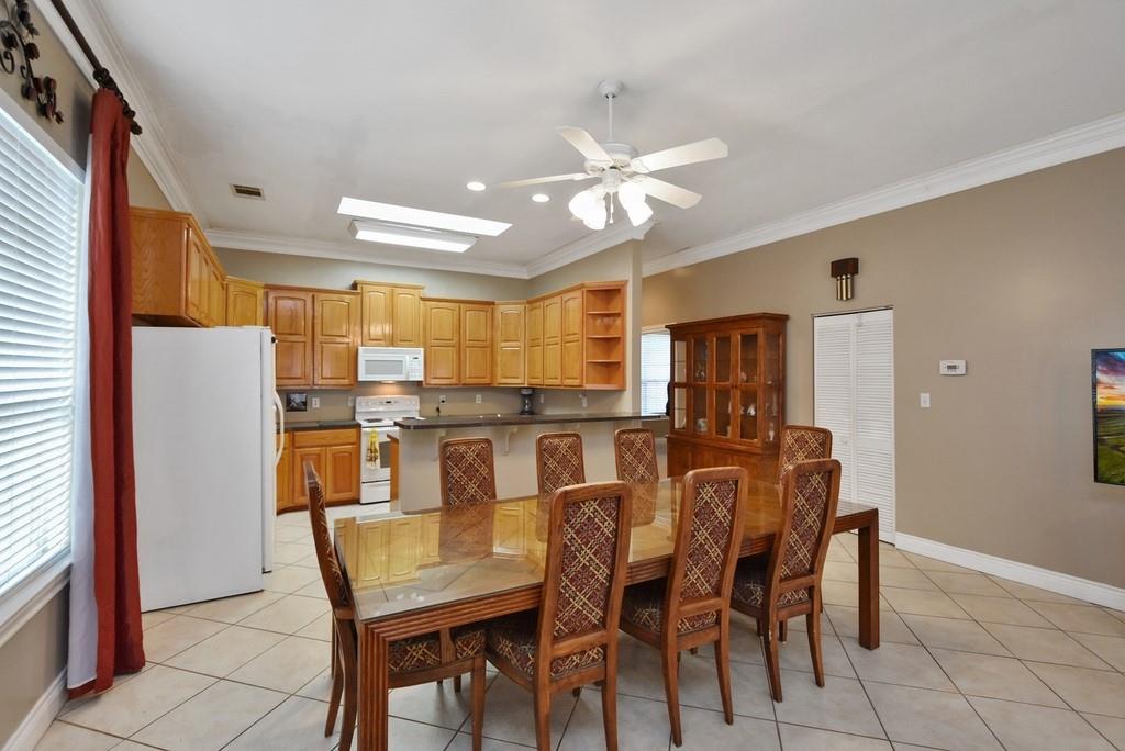 208 E 20th St, Cameron, TX 76520