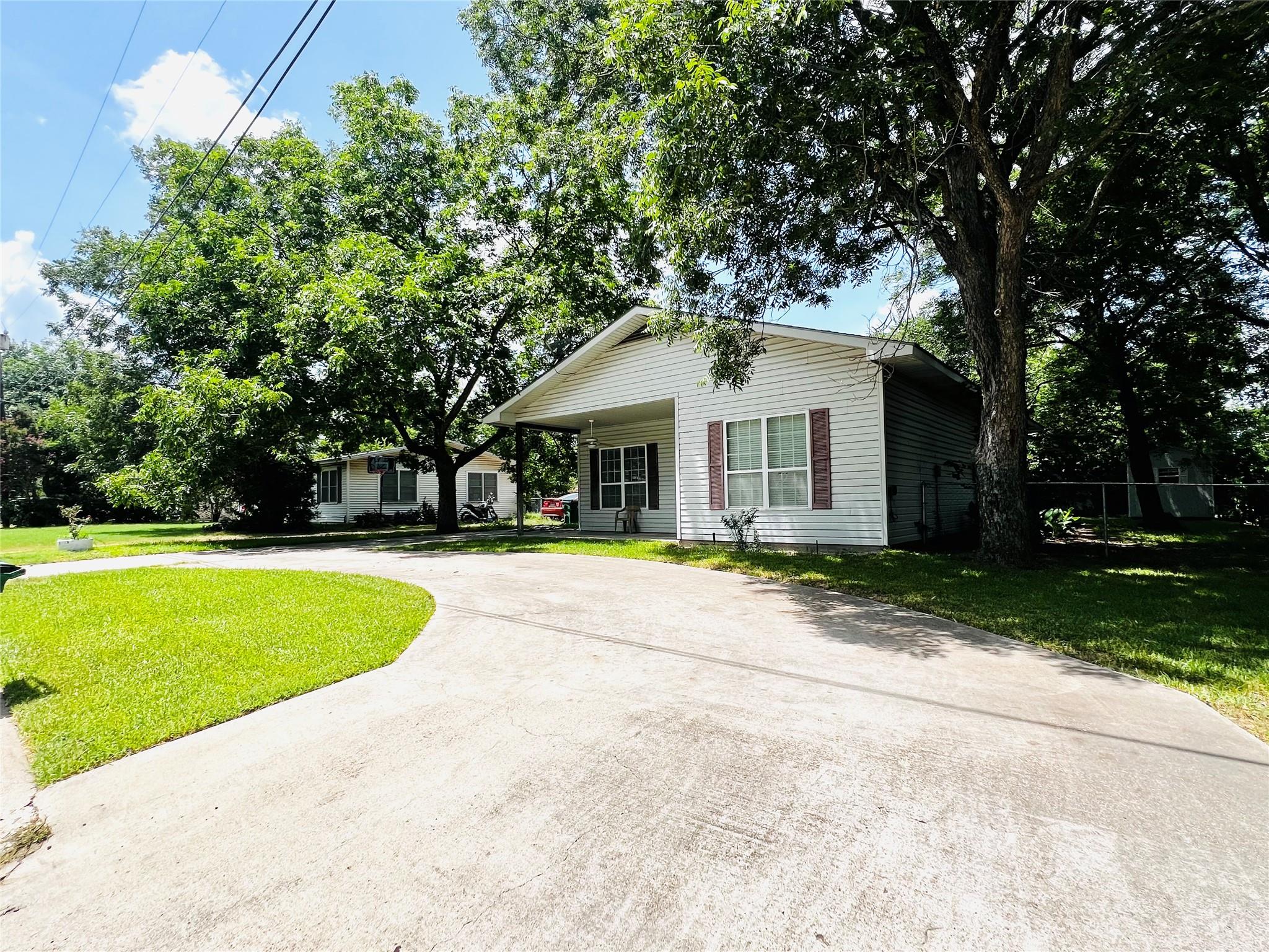 208 E 20th St, Cameron, TX 76520