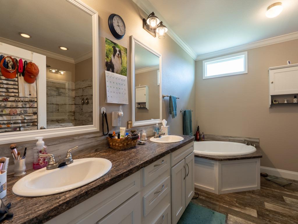 4220 Old McMahan Rd, Lockhart, TX 78644