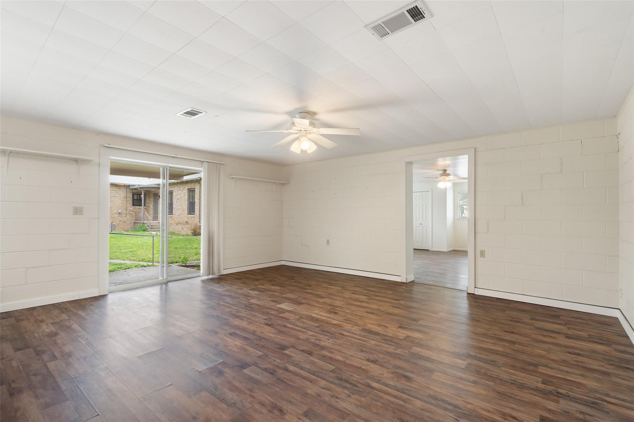 208 W 5th St, Lampasas, TX 76550