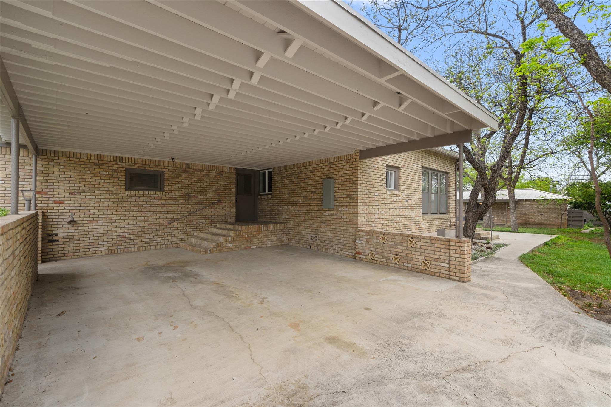 208 W 5th St, Lampasas, TX 76550
