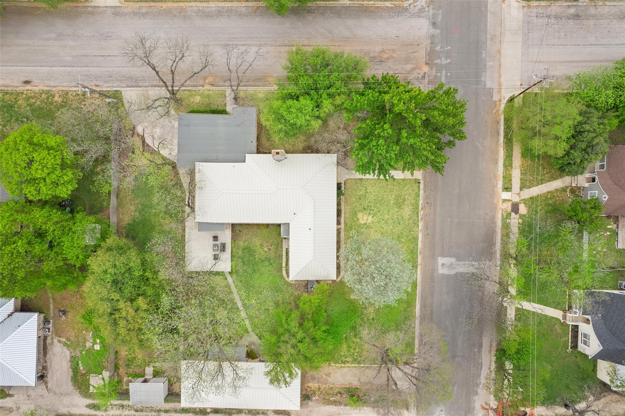 208 W 5th St, Lampasas, TX 76550