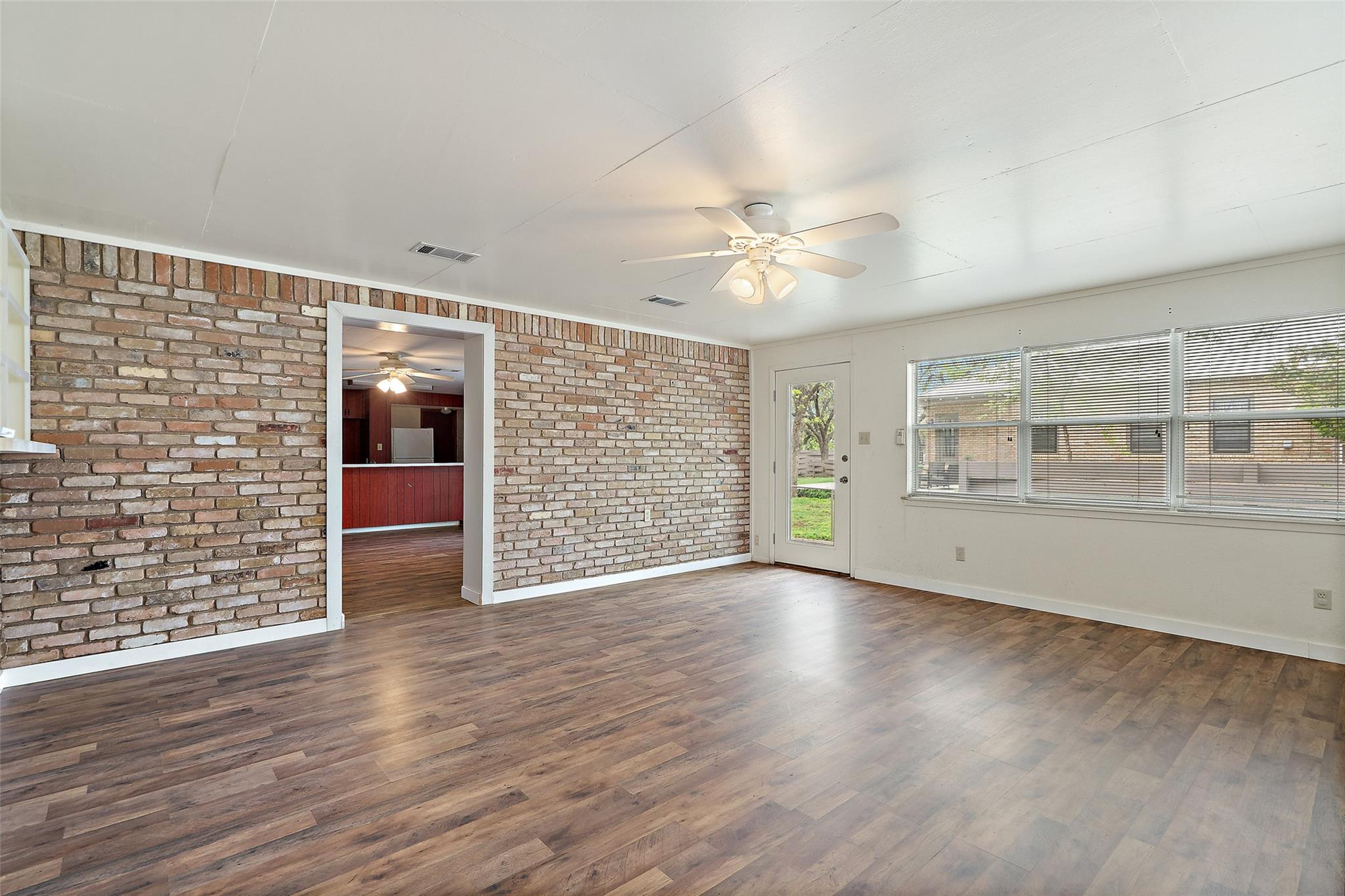 208 W 5th St, Lampasas, TX 76550