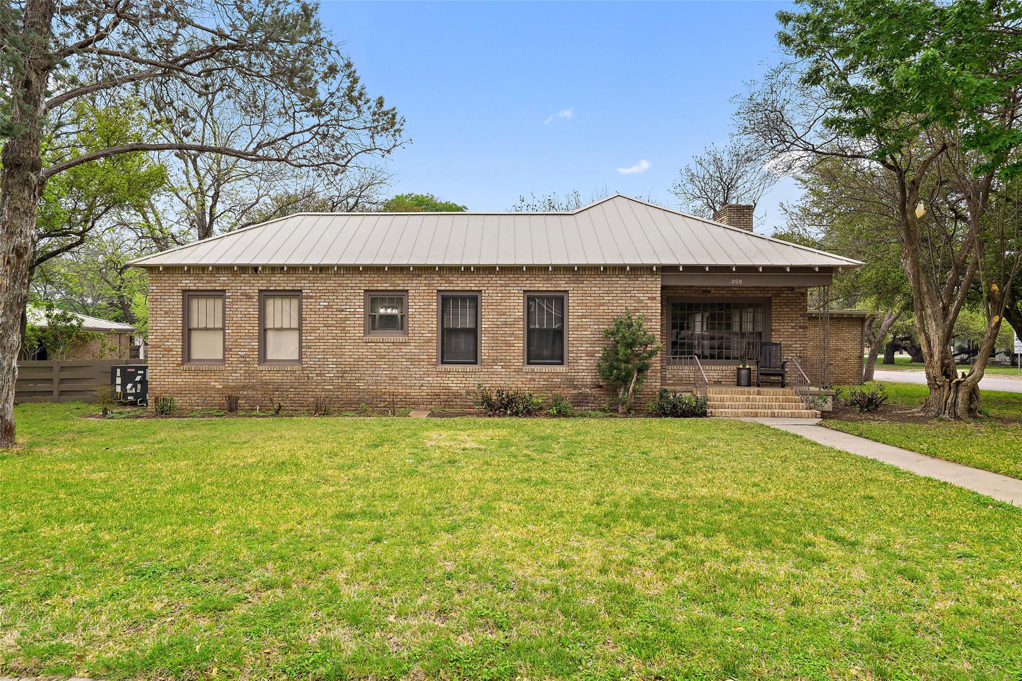 208 W 5th St, Lampasas, TX 76550