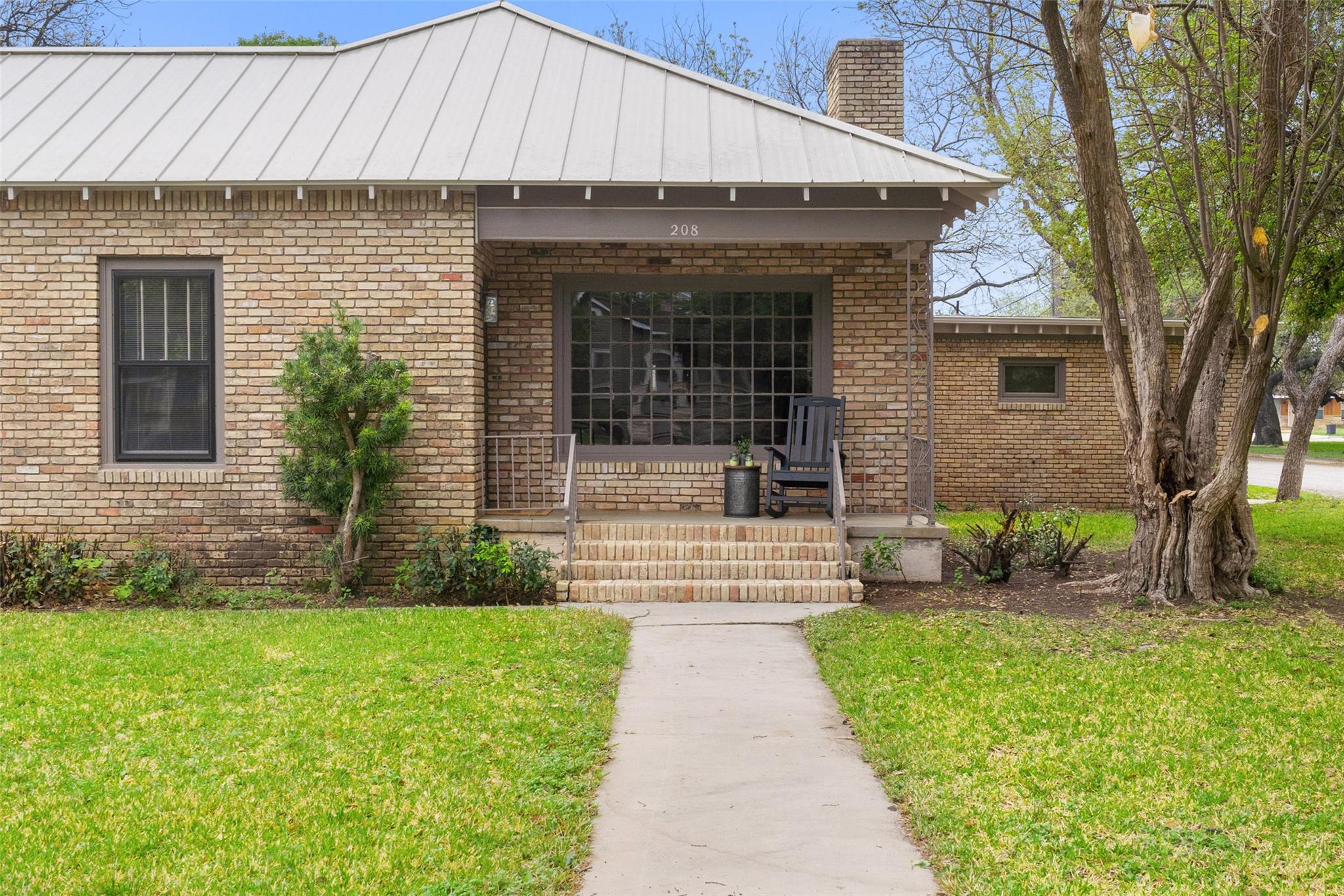 208 W 5th St, Lampasas, TX 76550