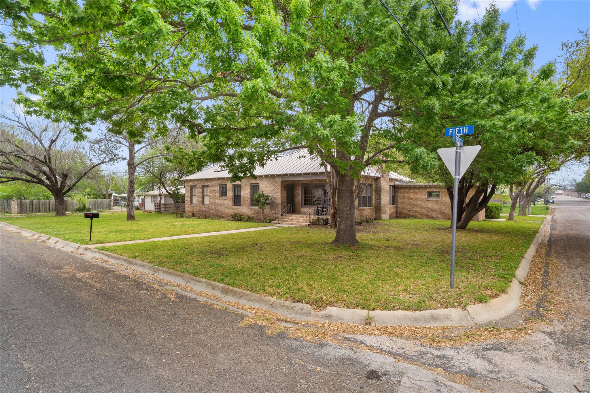 208 W 5th St, Lampasas, TX 76550