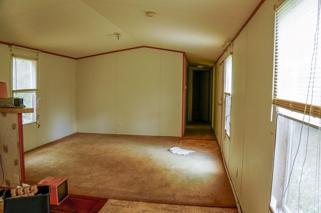550 N Raymond Rd, La Grange, TX 78945