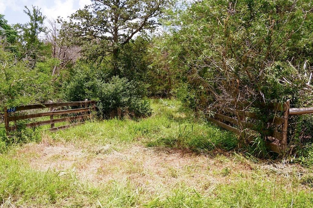 550 N Raymond Rd, La Grange, TX 78945
