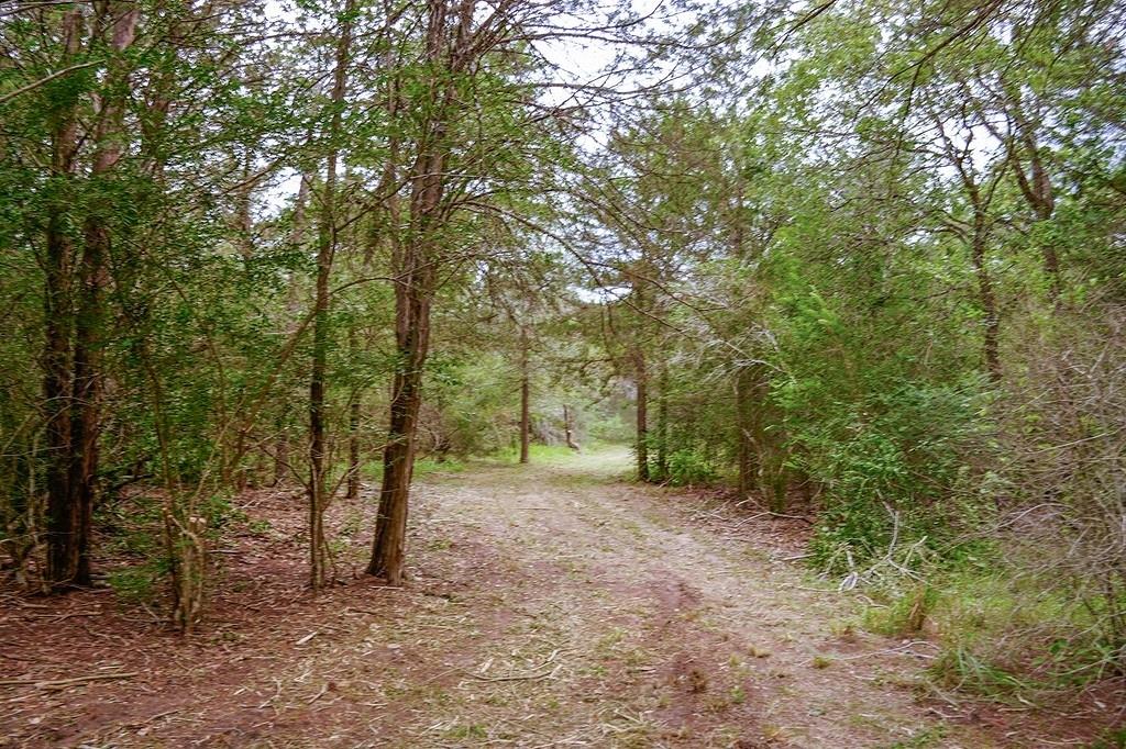 550 N Raymond Rd, La Grange, TX 78945