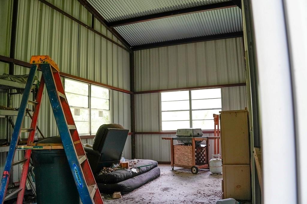 550 N Raymond Rd, La Grange, TX 78945