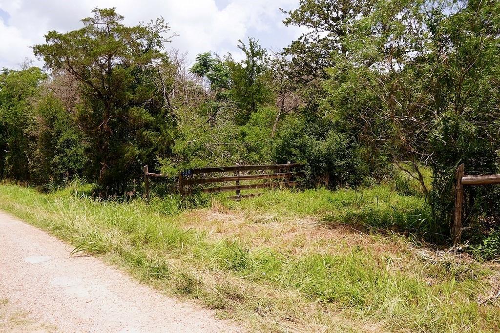 550 N Raymond Rd, La Grange, TX 78945