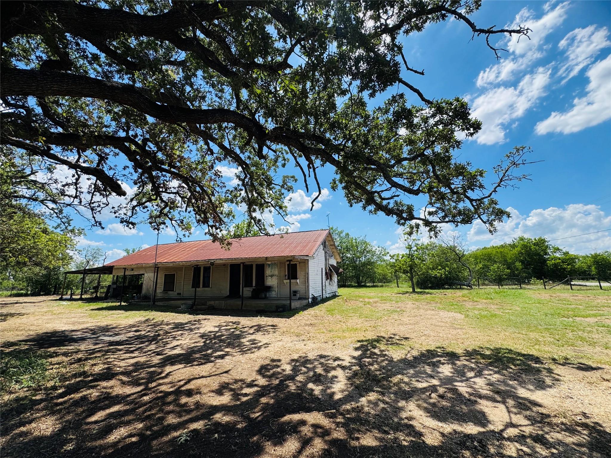 1194 Track Rd, Red Rock, TX 78662