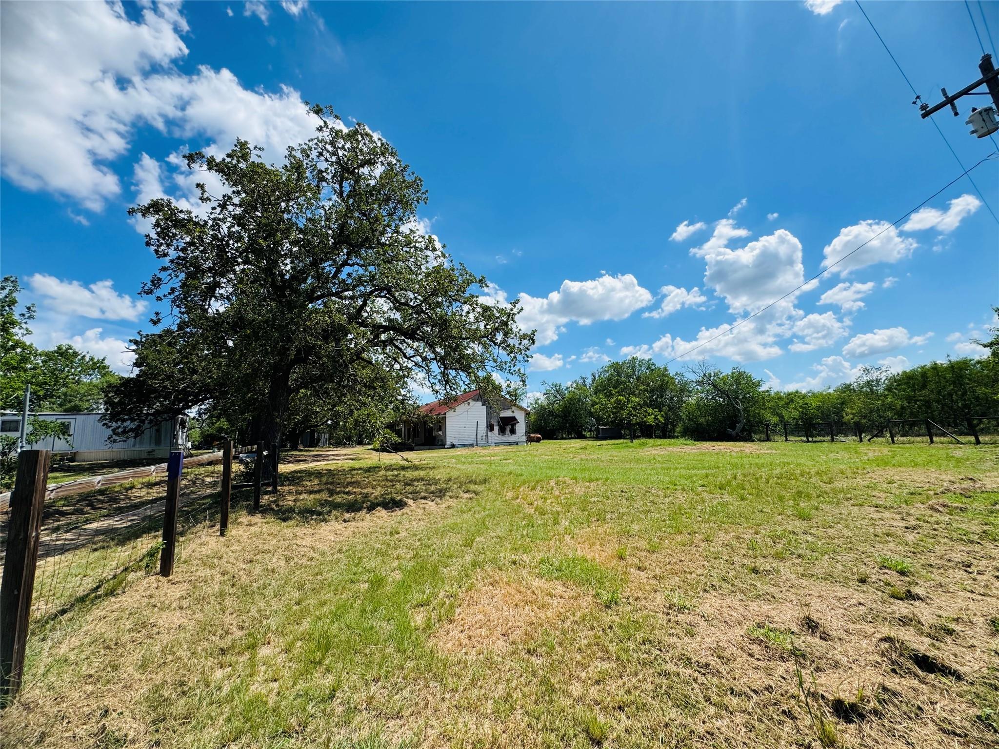 1194 Track Rd, Red Rock, TX 78662