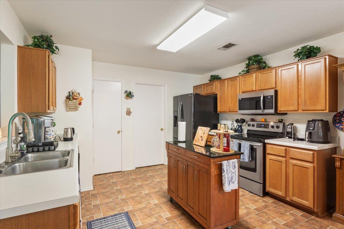 1049 Leeds Castle Walk, Georgetown, TX 78626