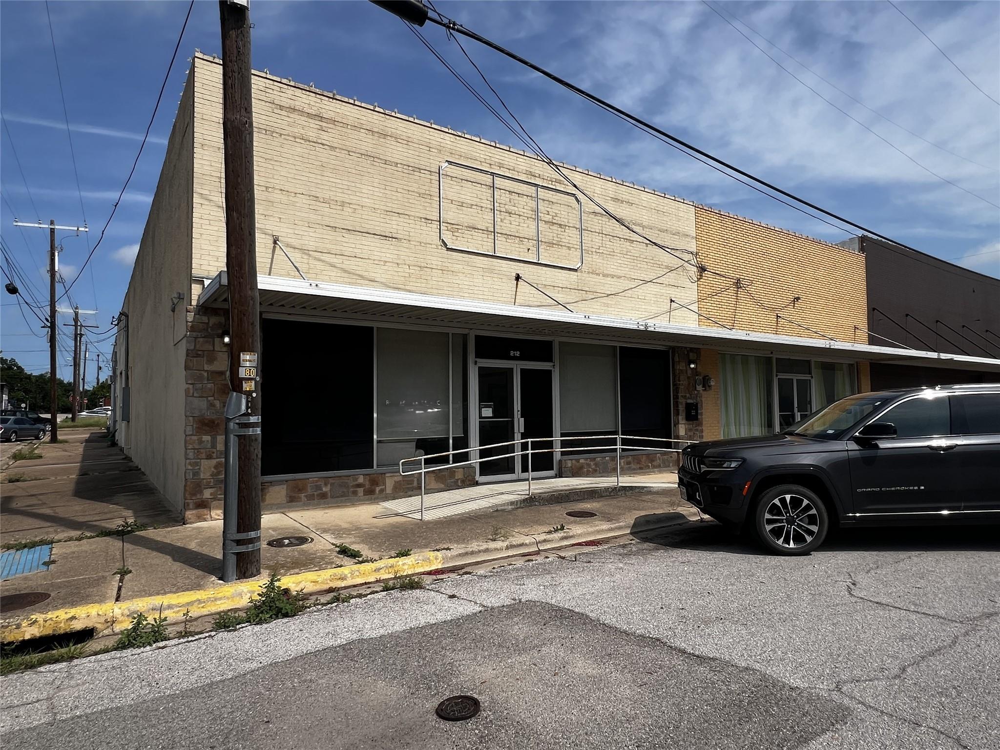 212 S Houston Ave, Cameron, TX 76520