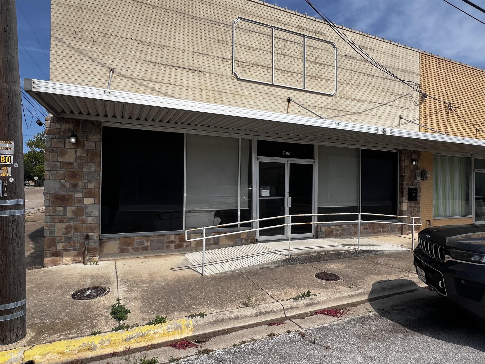 212 S Houston Ave, Cameron, TX 76520