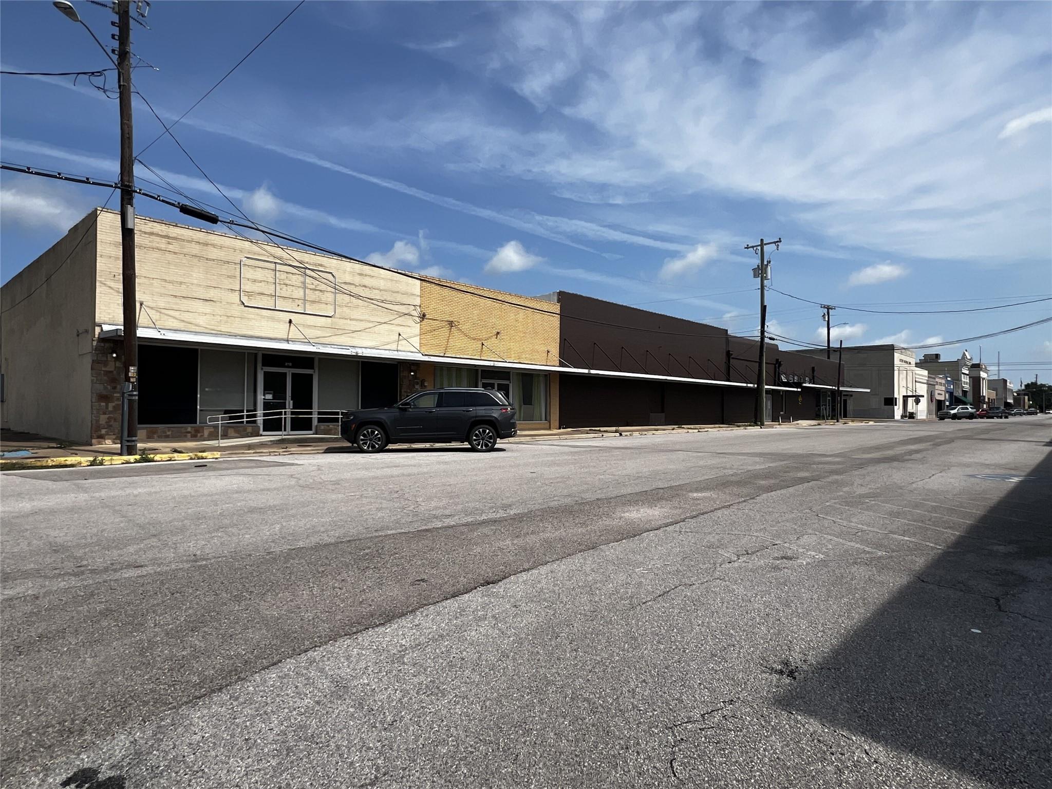 212 S Houston Ave, Cameron, TX 76520