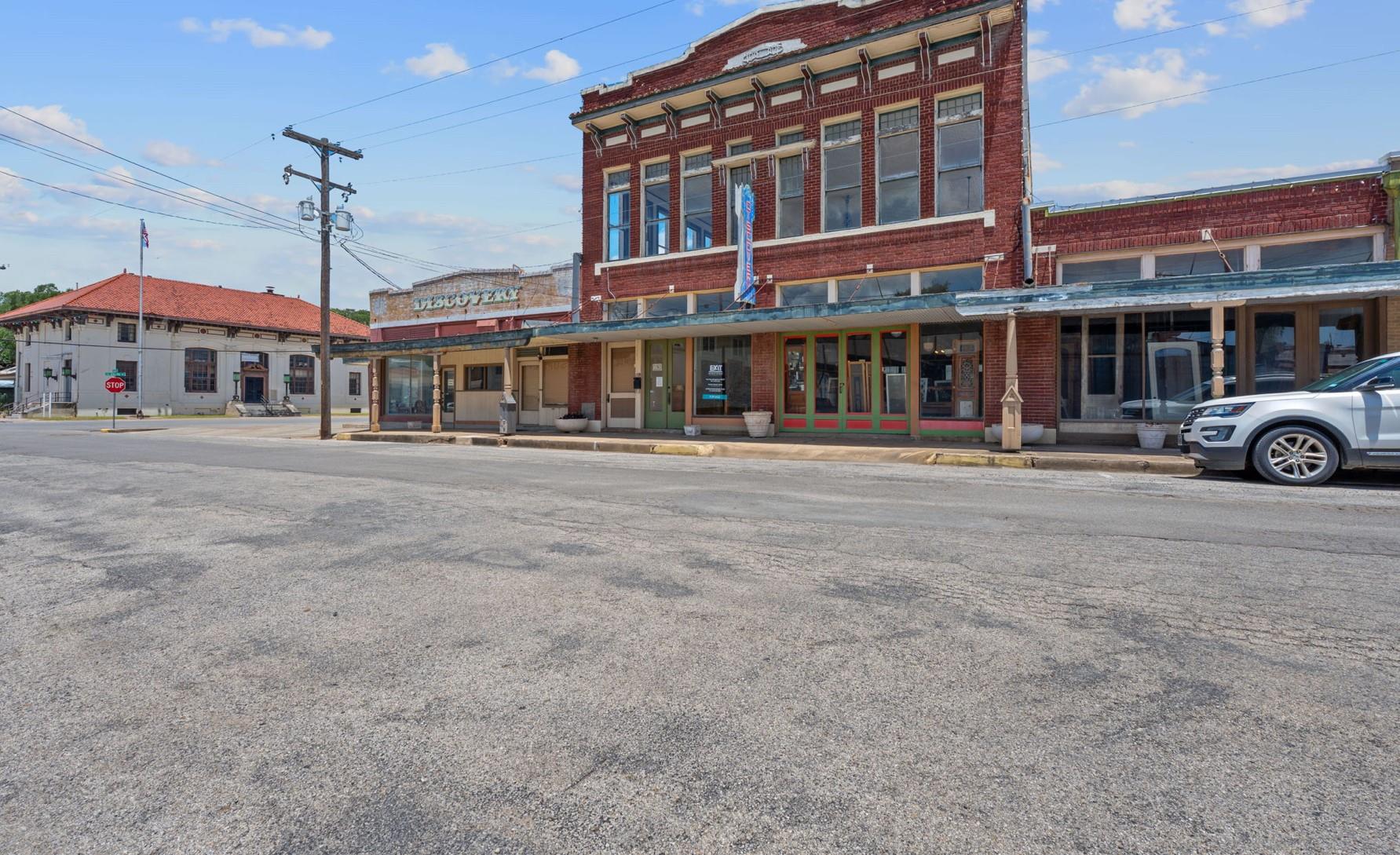 409 Saint Francis St, Gonzales, TX 78629