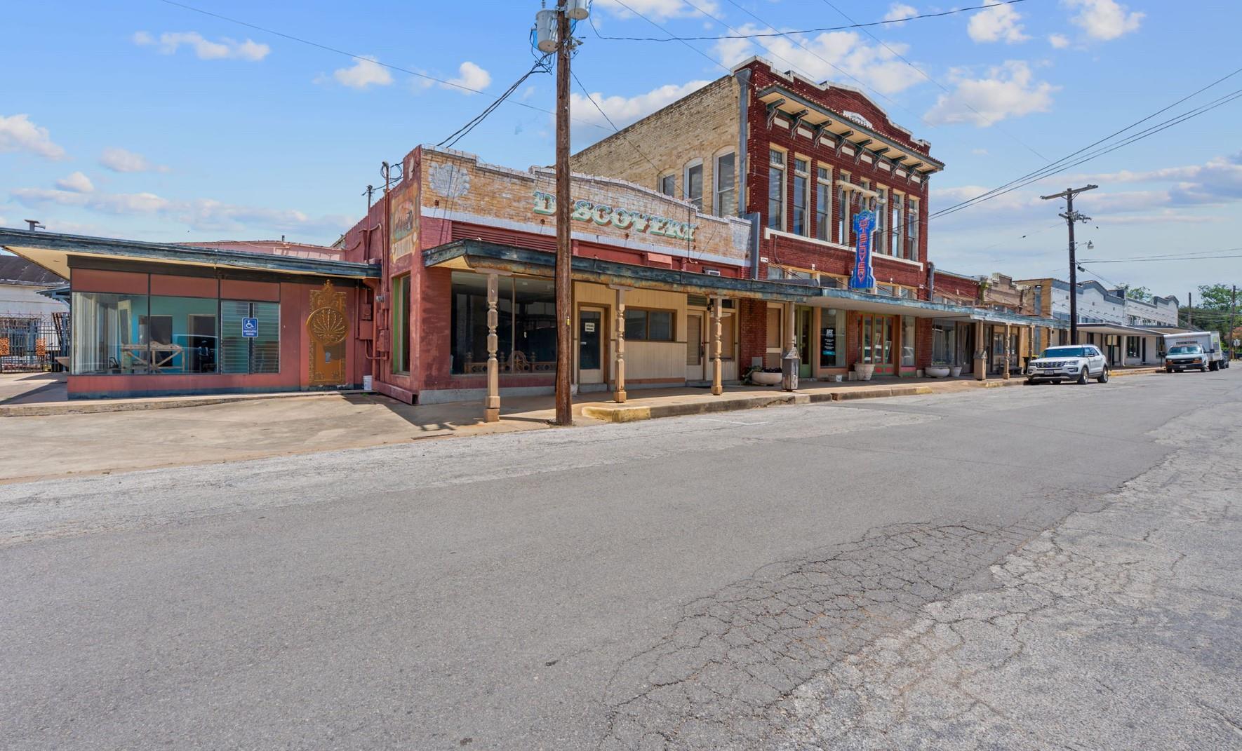 409 Saint Francis St, Gonzales, TX 78629