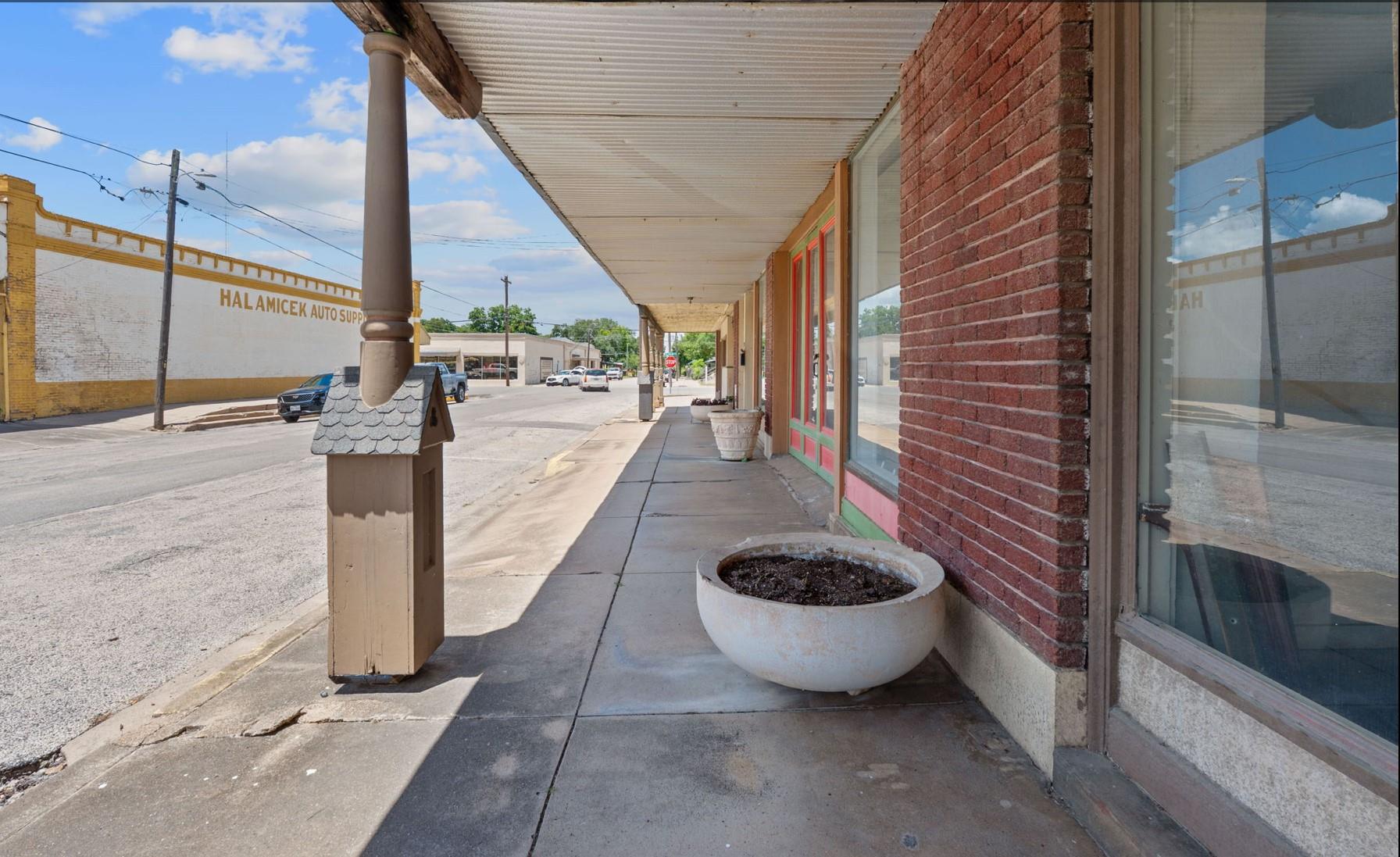 409 Saint Francis St, Gonzales, TX 78629